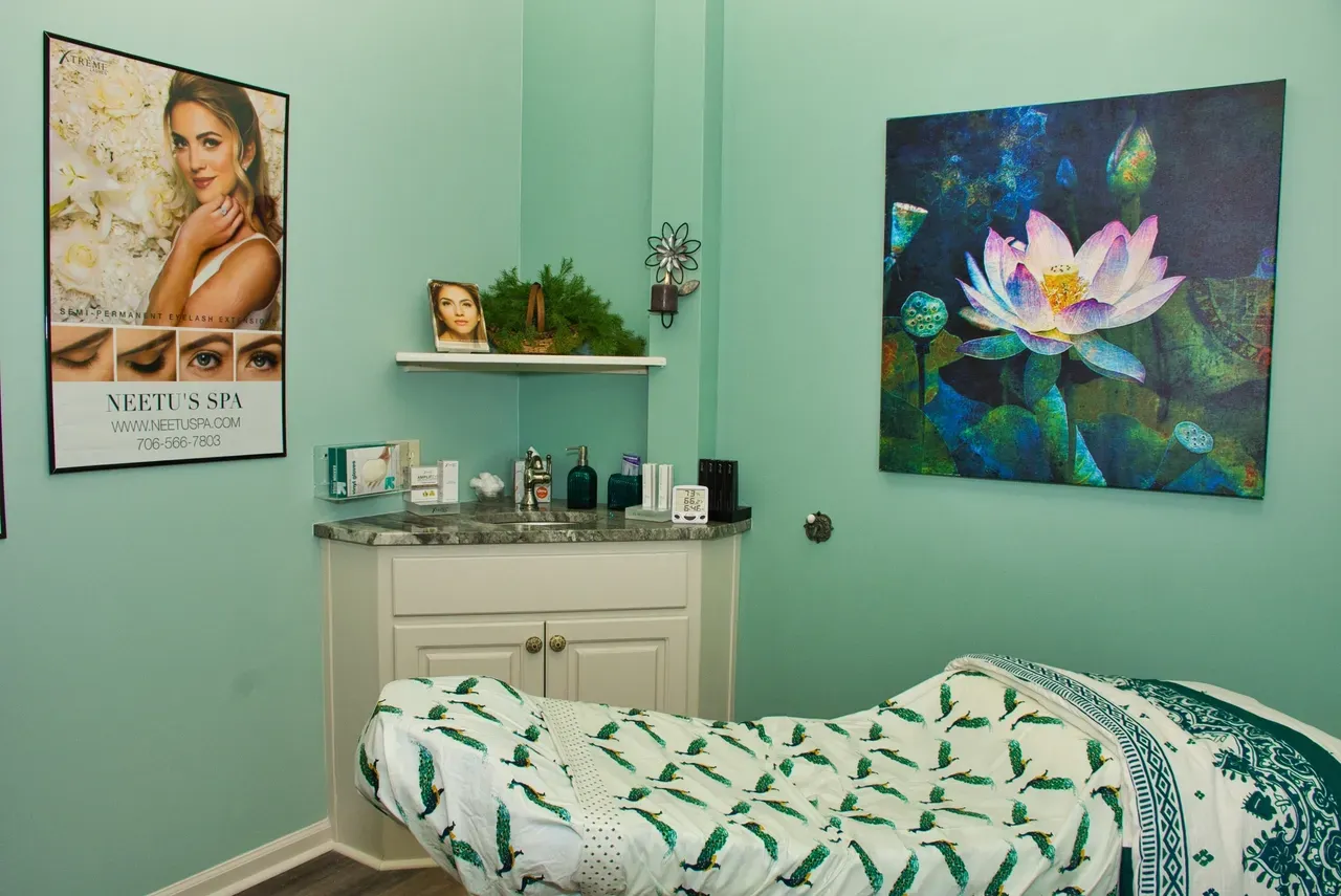 Spa room with teal walls