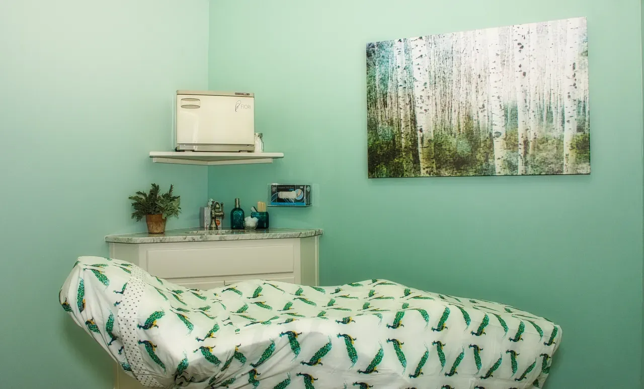 Tranquil therapy room with green accents